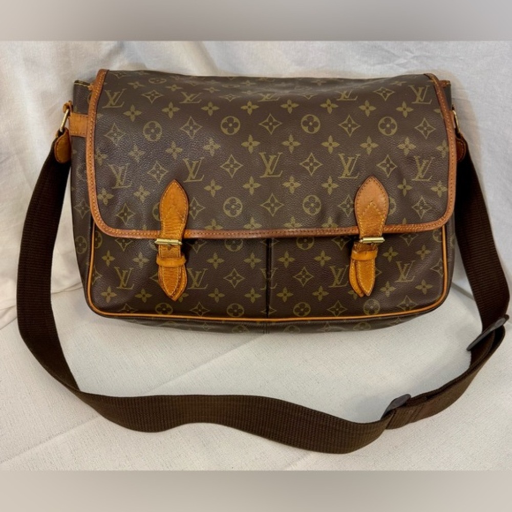 LV RARE MESSENGER BAG (FRAYING AND WEAR ON LEATHER)